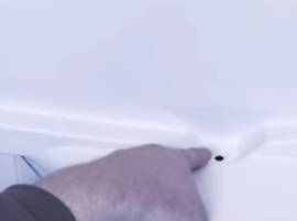 CONTROLLARE IL FORO DI SCARICO DELL'ACQUA